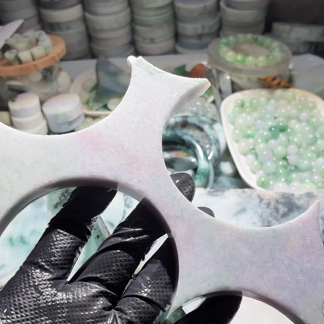 翡翠未镶嵌颈饰边角料