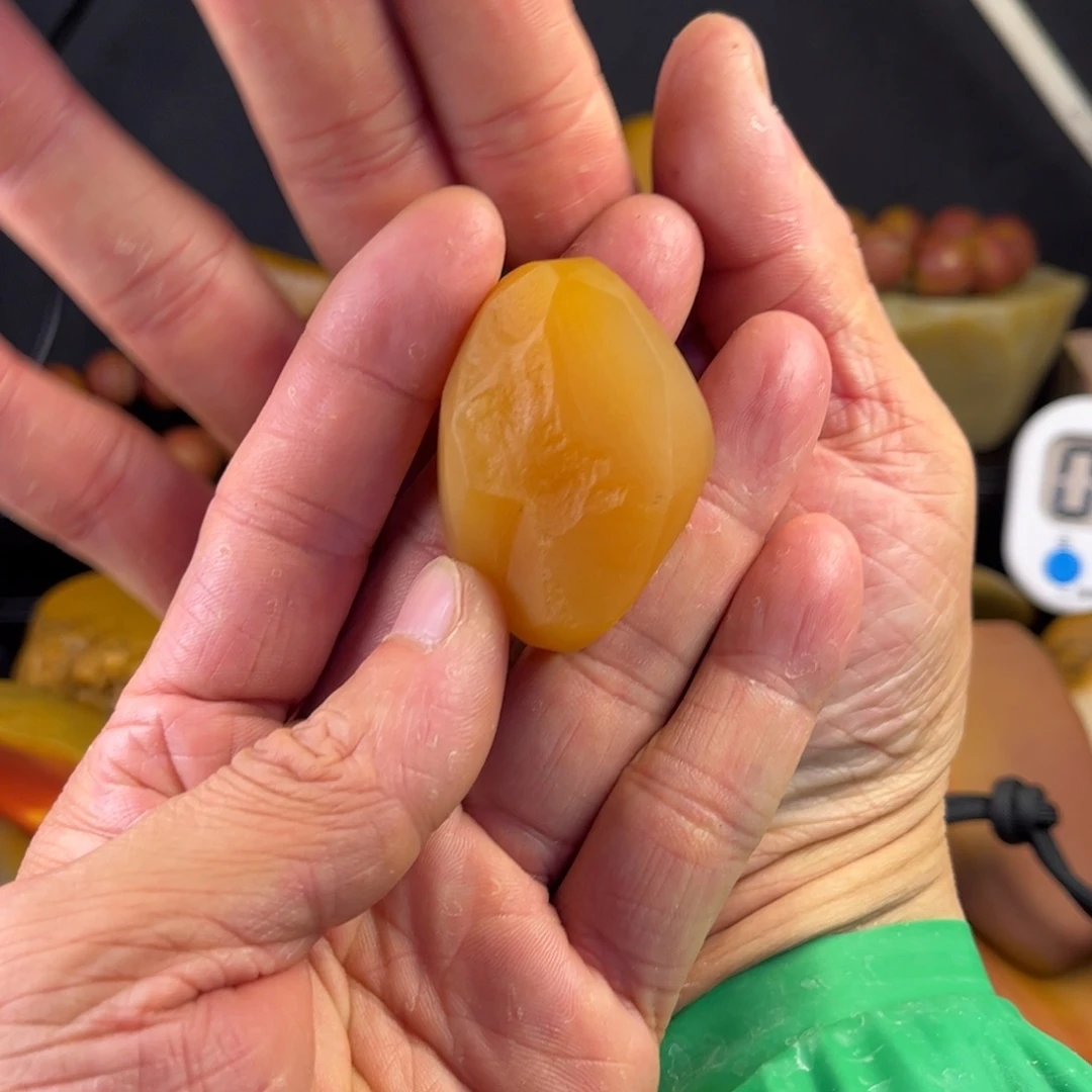 胡***烤石英质玉未镶嵌黄蜡石吊坠