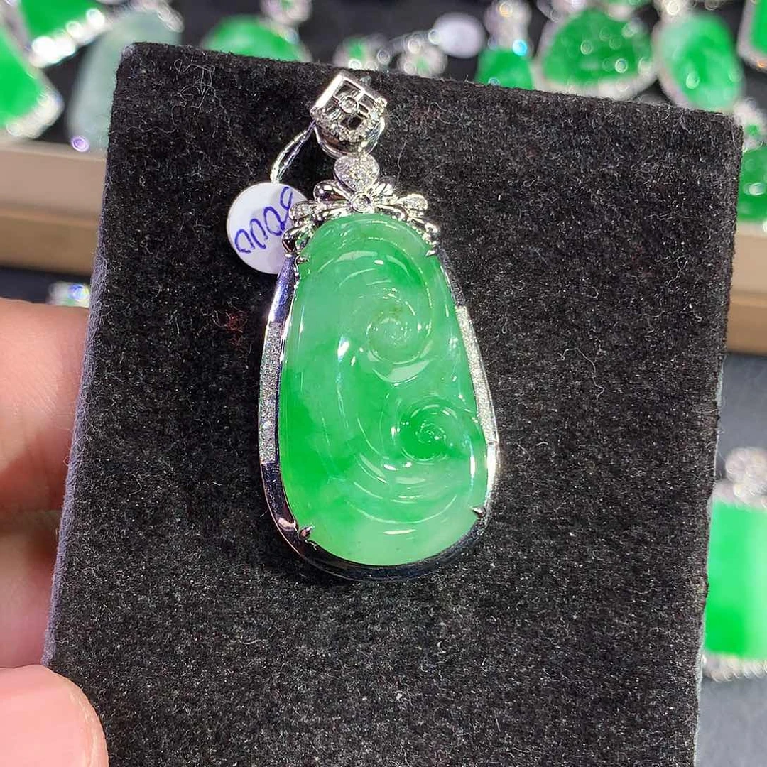 翡翠吊坠(赠链)18K金镶嵌