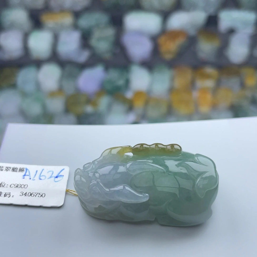 翡翠未镶嵌颈饰貔貅