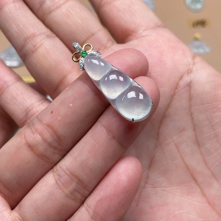 翡翠18K金镶嵌颈饰✨***?豆子