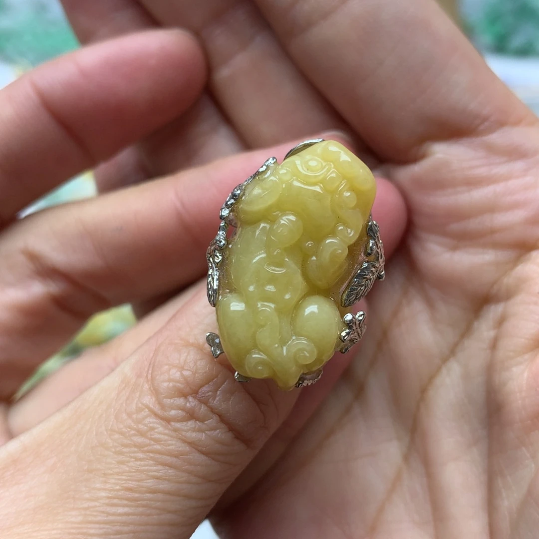 翡翠颈饰未镶嵌?****?翡翠