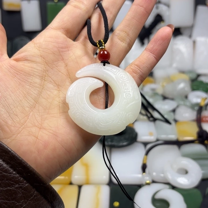 随***然石英质玉（金丝玉）未镶嵌颈饰