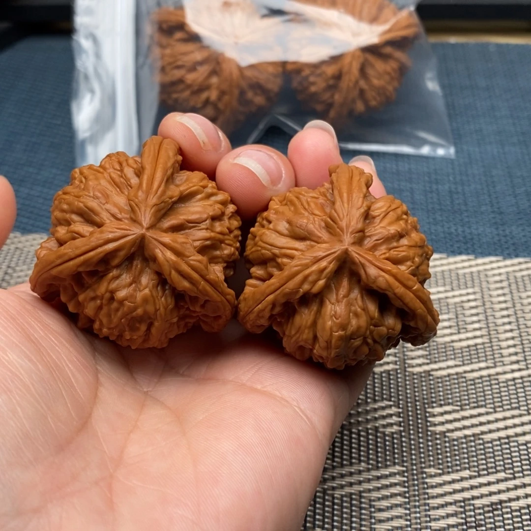 而***年文玩核桃吊坠三棱