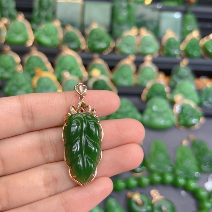 颈饰18K金镶嵌和田玉（碧玉）