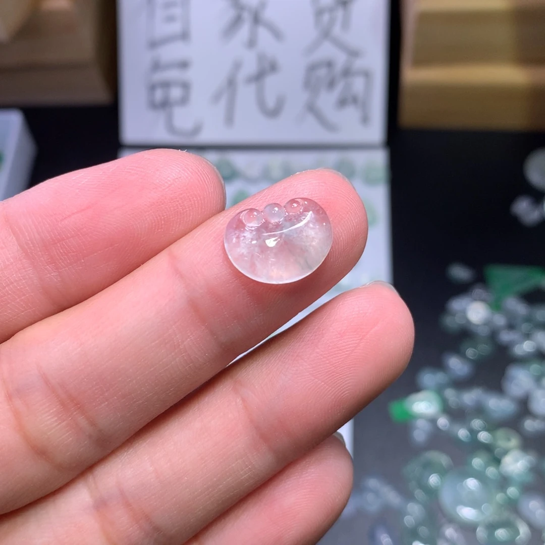 翡翠未镶嵌颈饰如意锁