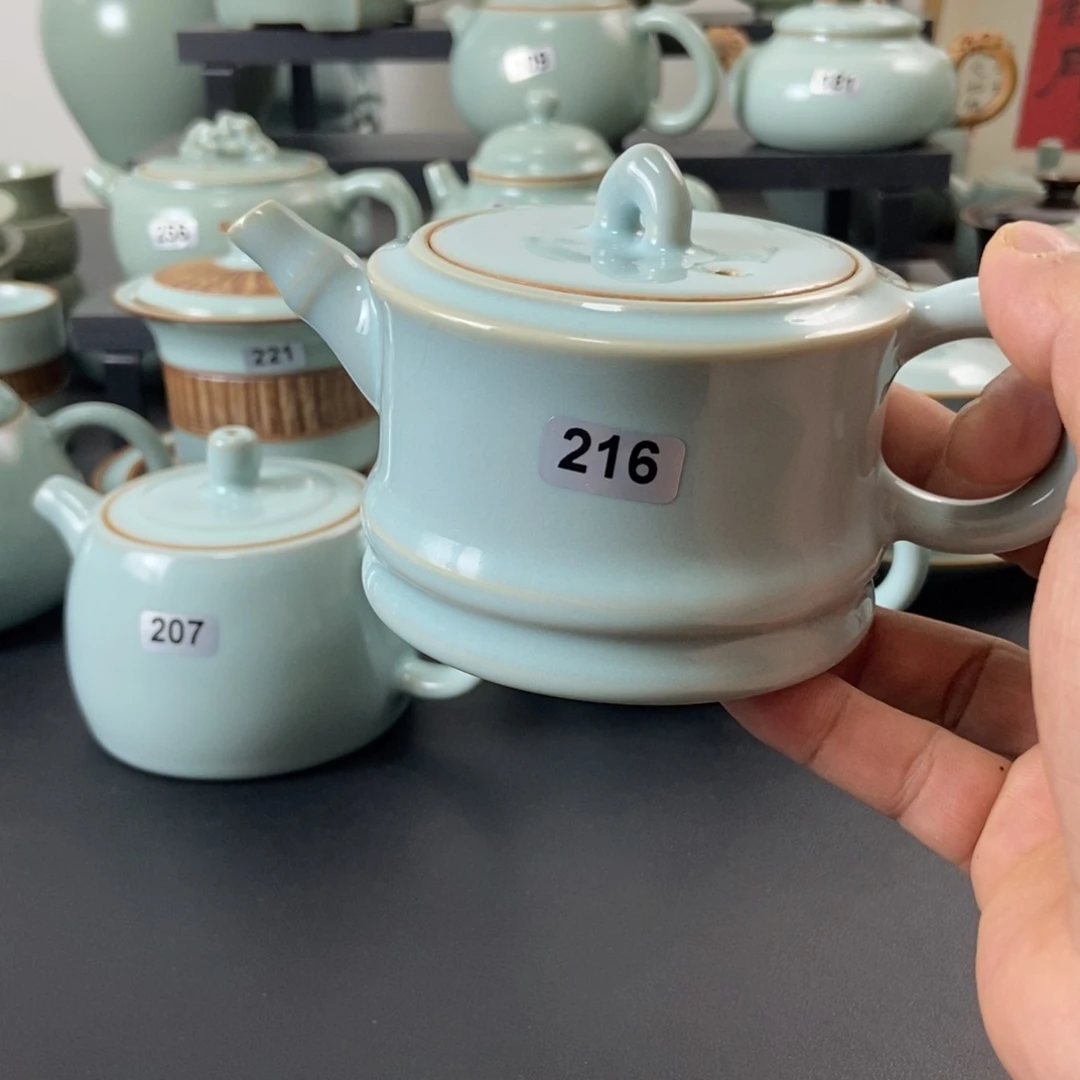 微瑕天青釉手工竹节壶