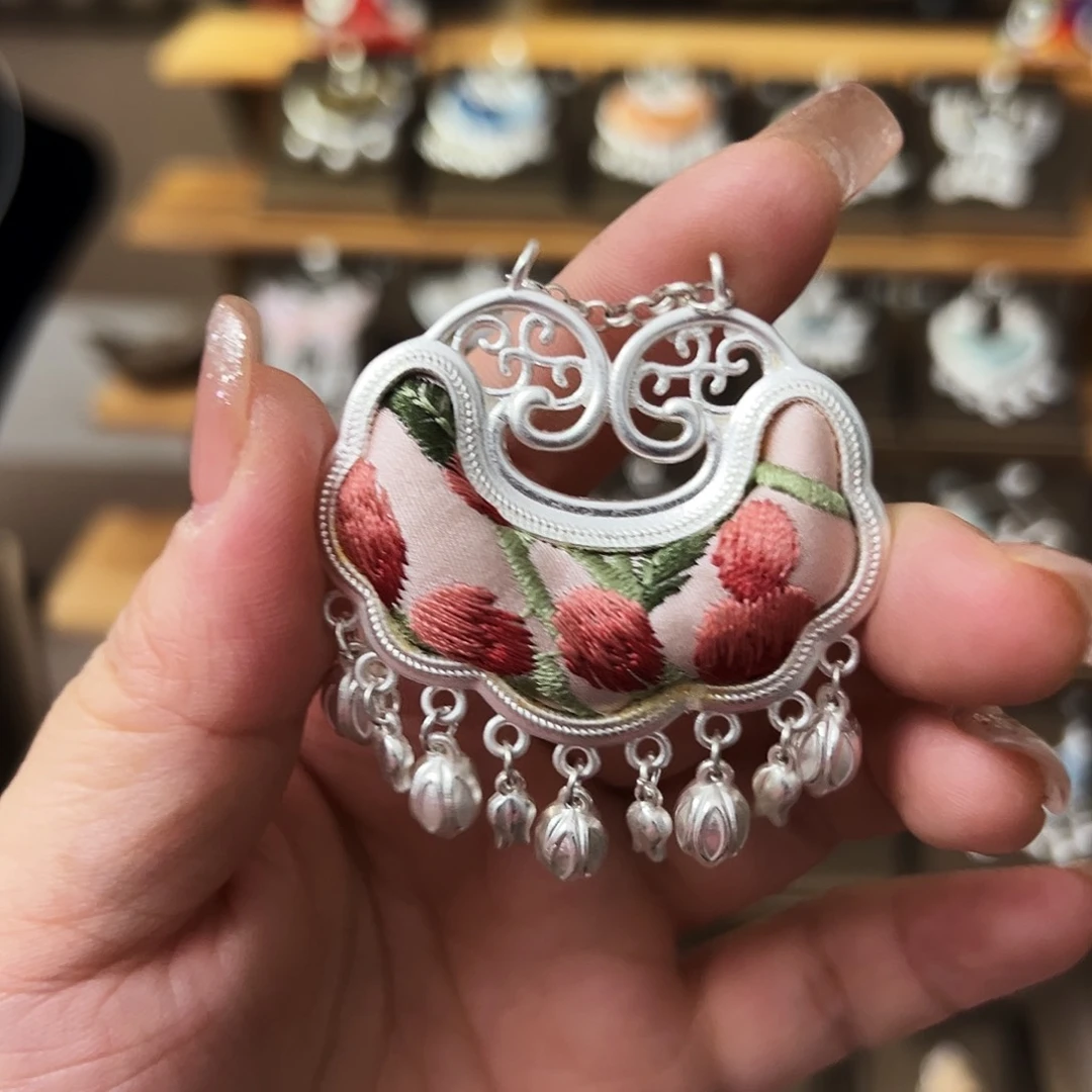布艺非金属非遗手工苗绣吊坠项链