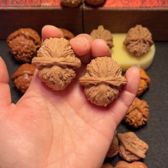 山***峰吊坠文玩核桃白狮子