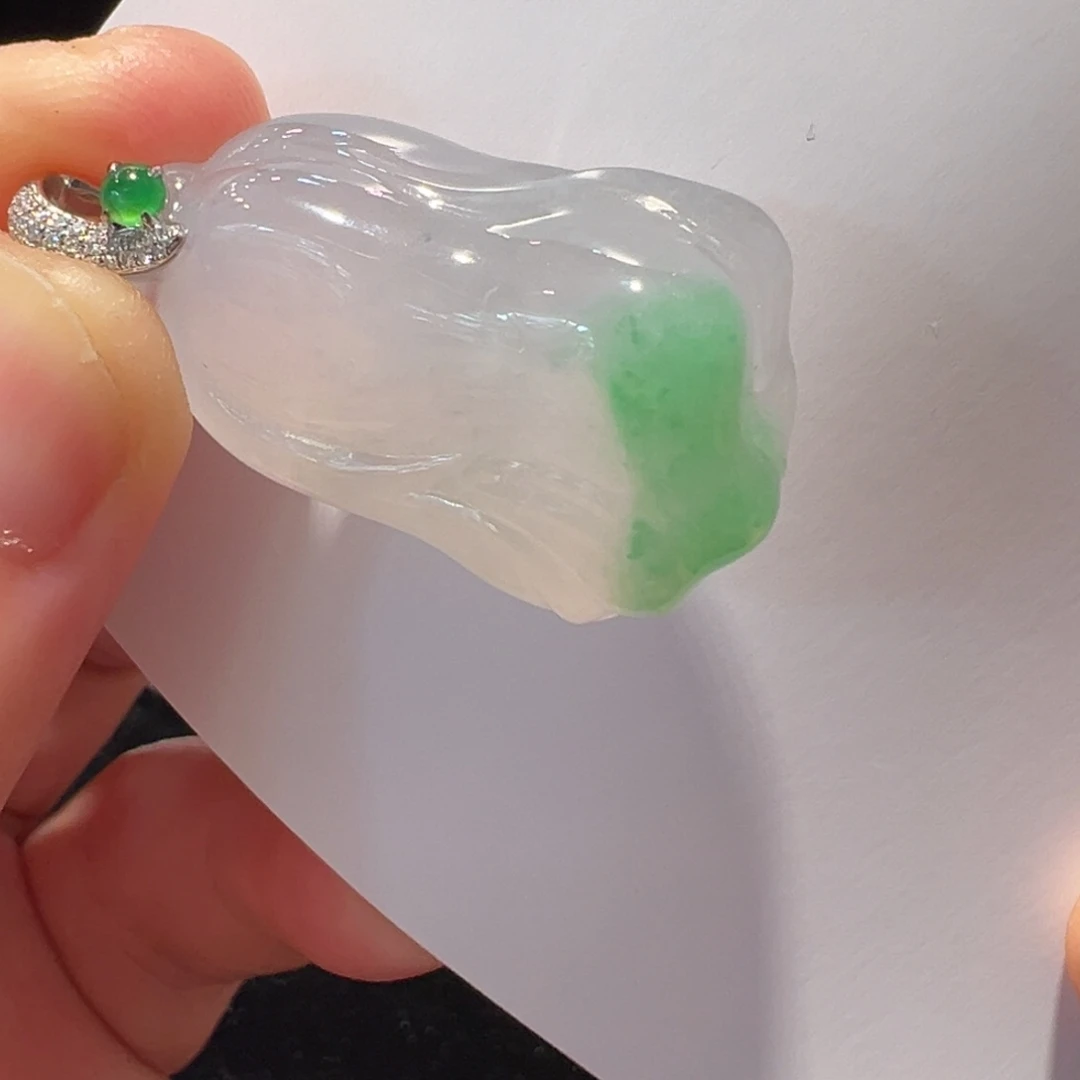 翡翠18K金镶嵌颈饰吊坠