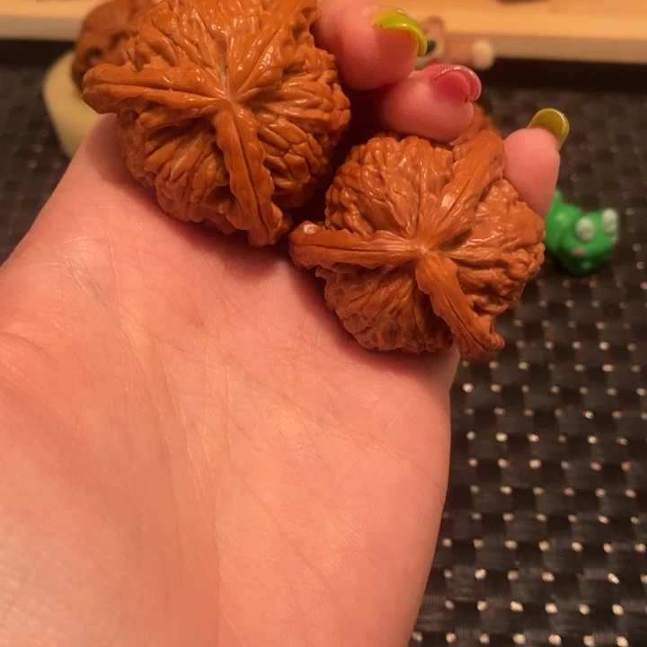 文玩核桃把件苗**爸核桃。白狮子。39.40