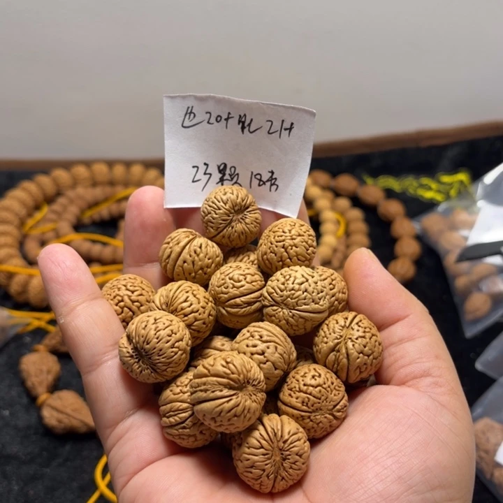 玉***黄吊坠文玩核桃苹果园23颗，轻微色差 不退换