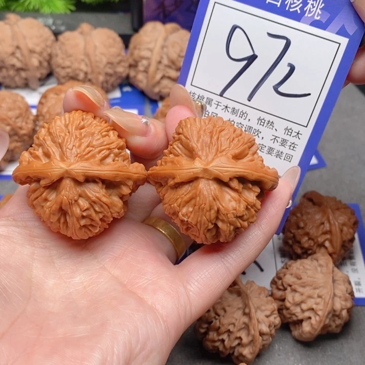 吊坠桃核41白狮子972号牌