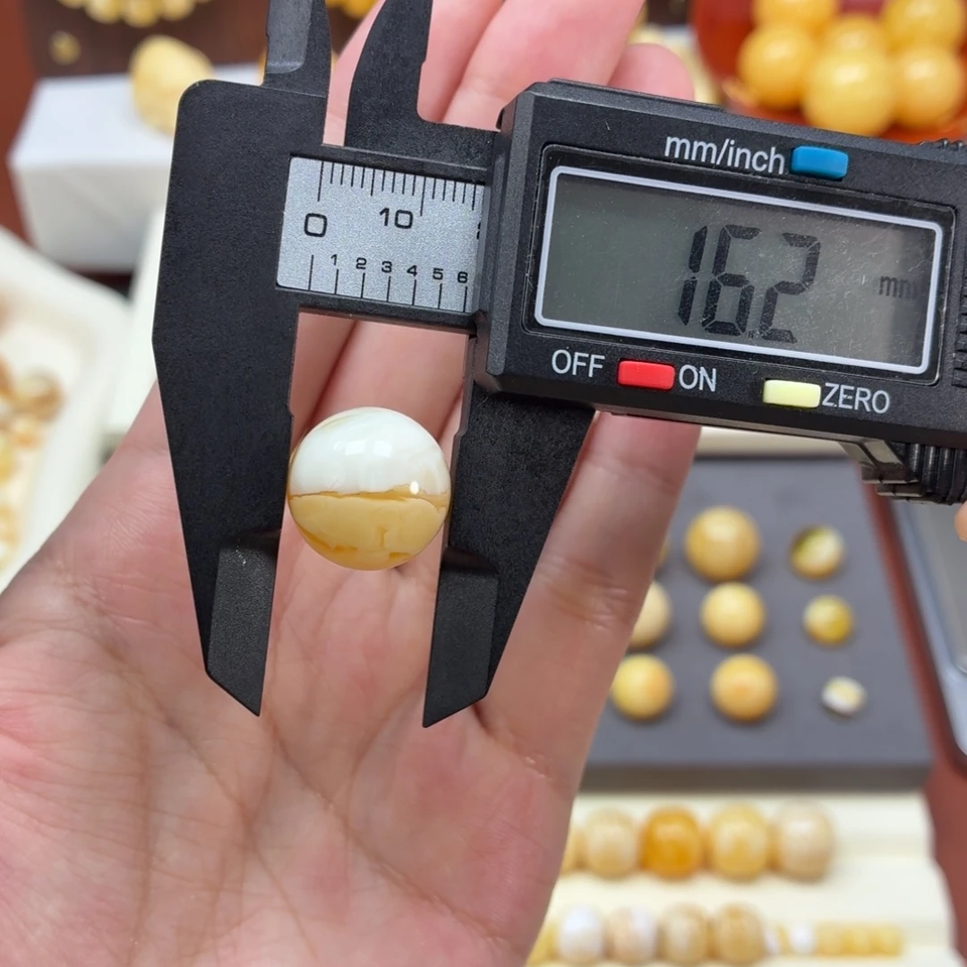 琥珀未镶嵌珠宝奇石俄料浓蜡荧光白圆珠16mm