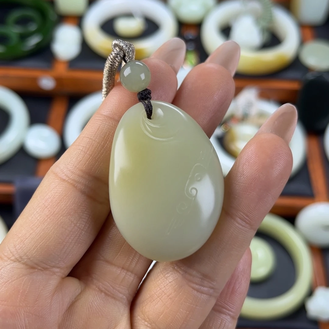 H***宁和田玉未镶嵌颈饰且末料