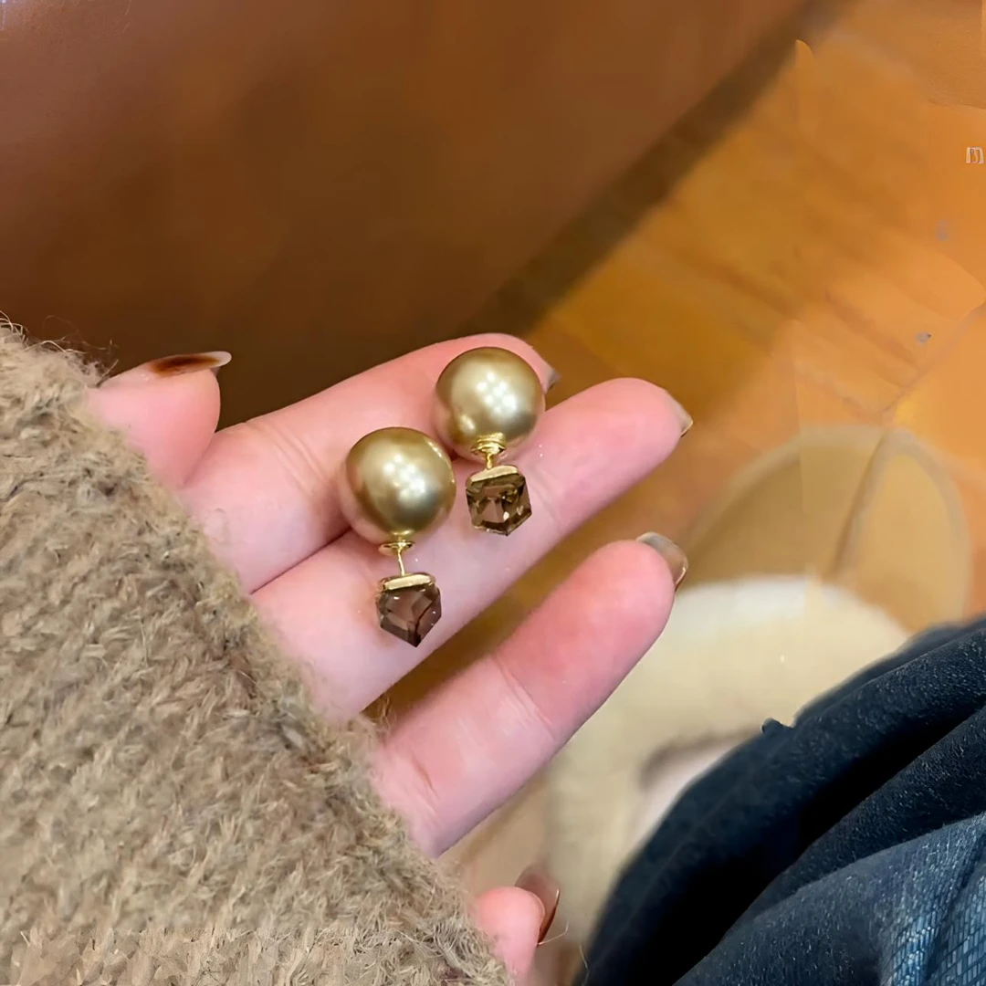 美拉德两戴珠珠耳环2025新款爆款高级感秋冬时尚气质耳钉复古耳饰