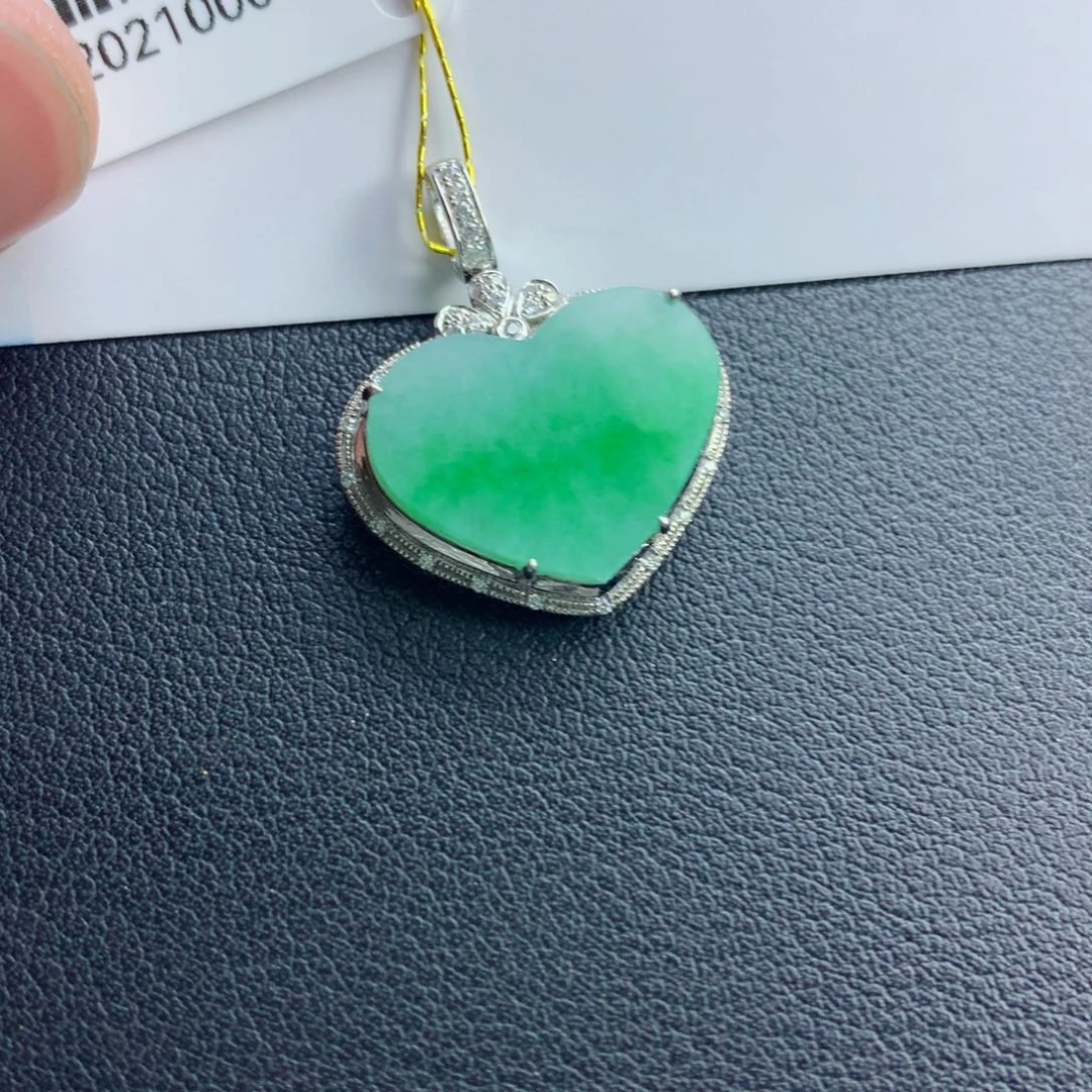 翡翠颈饰未镶嵌心