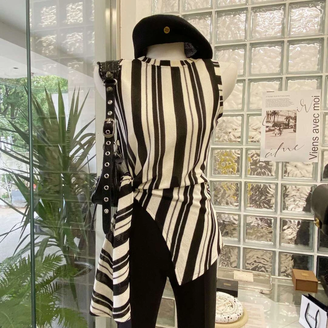 气质减龄洋气黑色时尚女装夏无袖开叉上衣T恤上衣潮流独特设计感