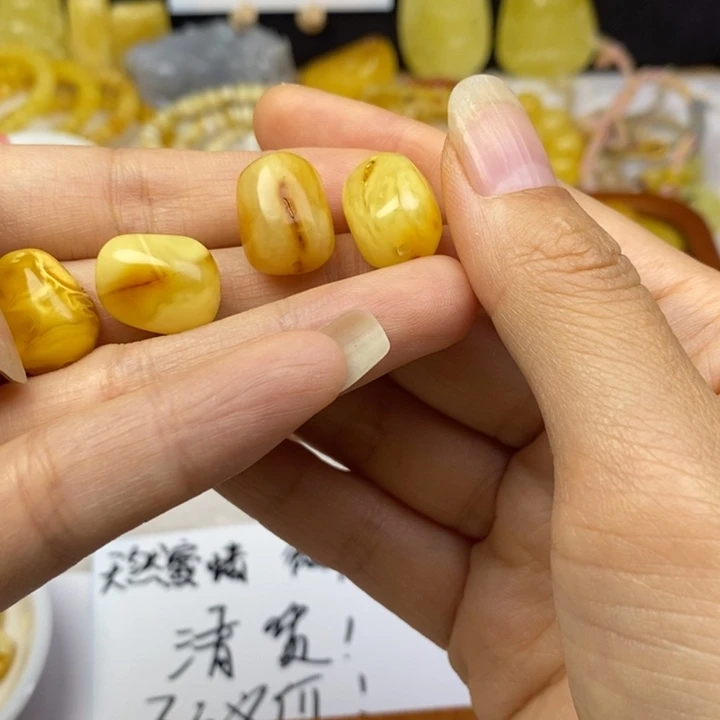 邹***邹蜜蜡未镶嵌裸石瑕疵，有坑
