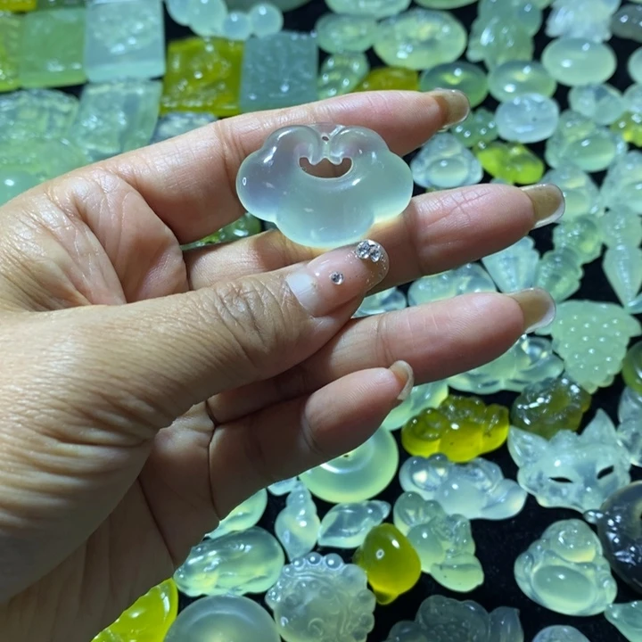 蛇纹石玉未镶嵌颈饰