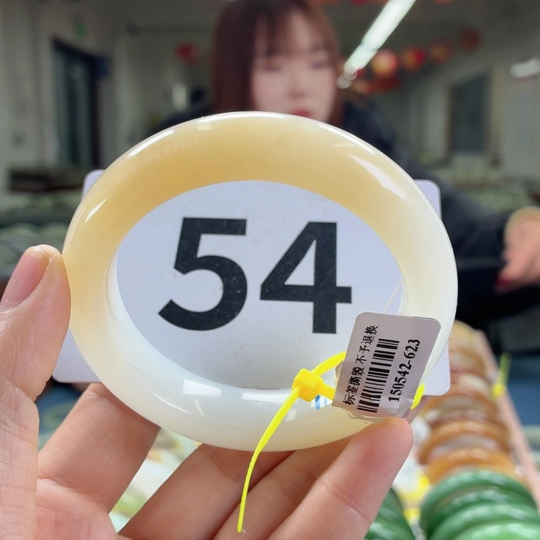 波***宝和田玉未镶嵌手镯