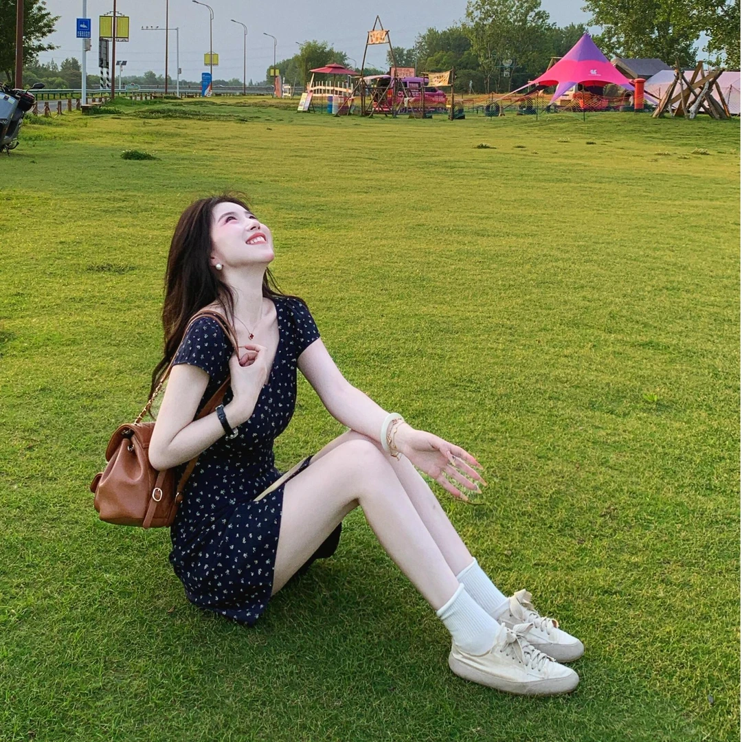 2025新款法式气质v领碎花连衣裙子女夏独特漂亮修身收腰包臀长裙