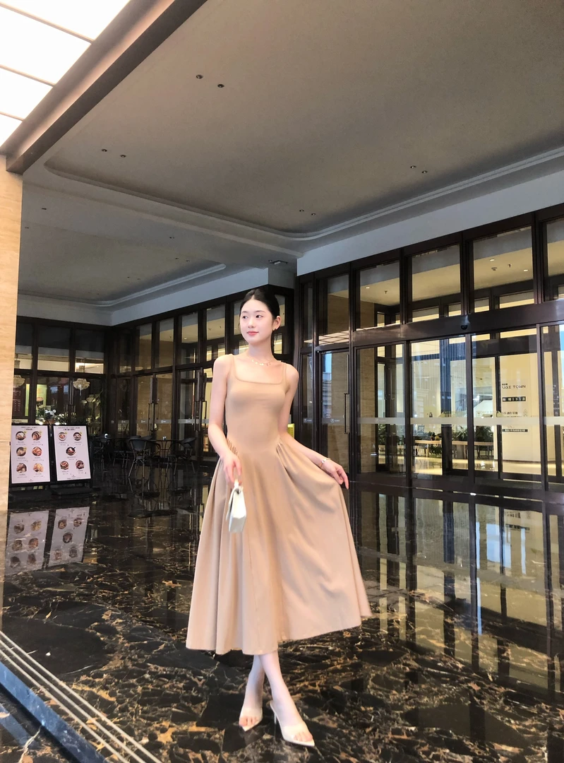 纯欲风设计感露背U领收腰吊带连衣裙女夏季高级感气质显瘦A字裙