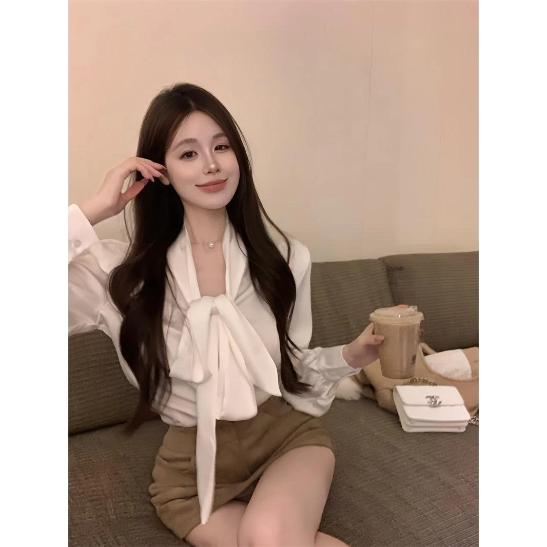法式缎面垫肩长袖衬衫女秋季新款白色衬衣千金风设计感蝴蝶结上衣