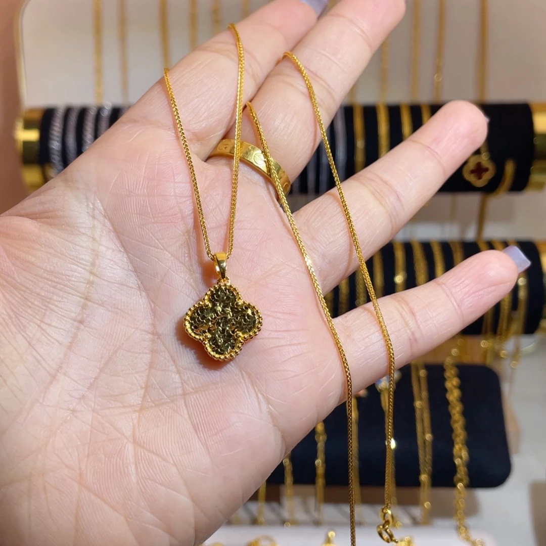 孑****一一45方肖邦四叶草吊坠