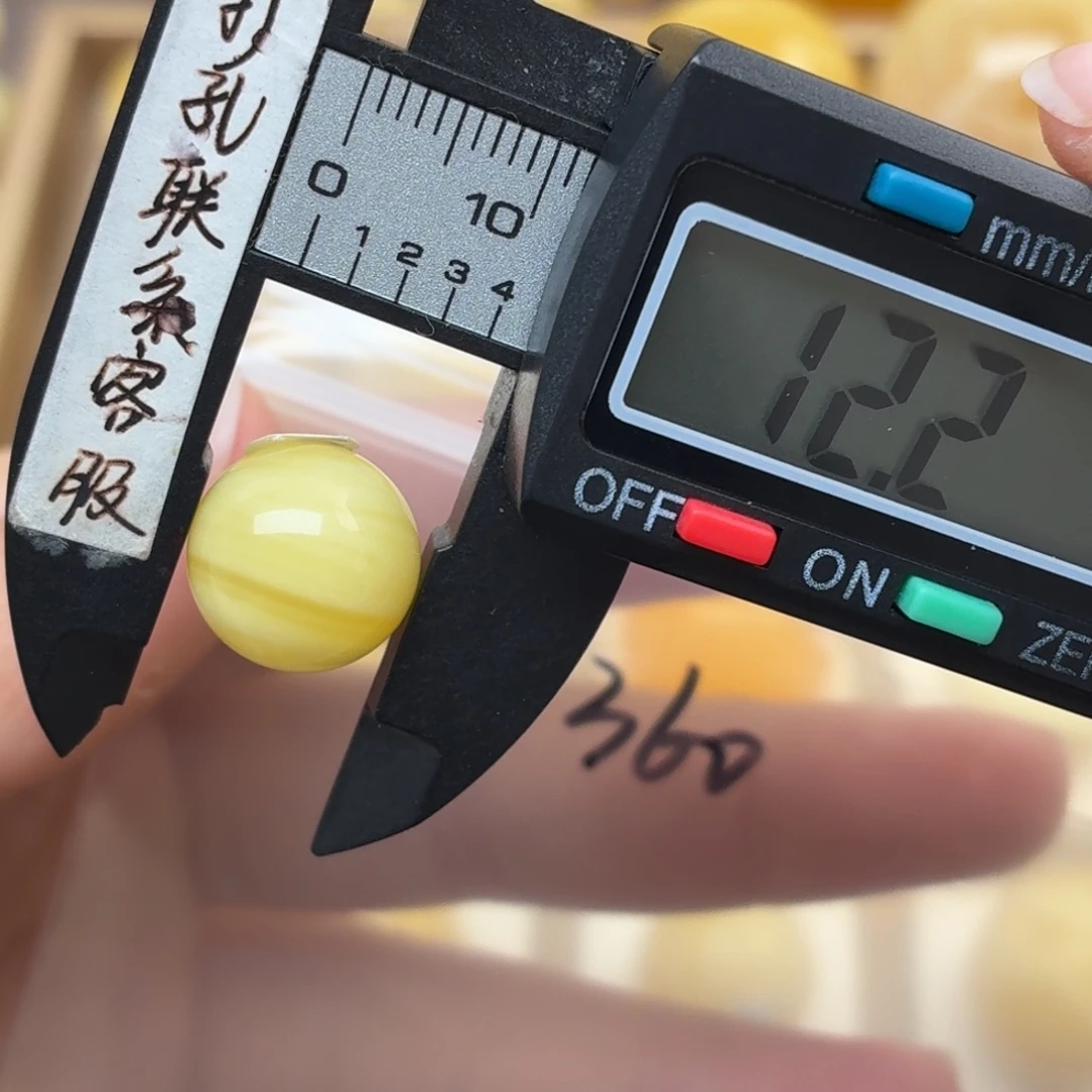 李***大蜜蜡未镶嵌裸石蜜蜡