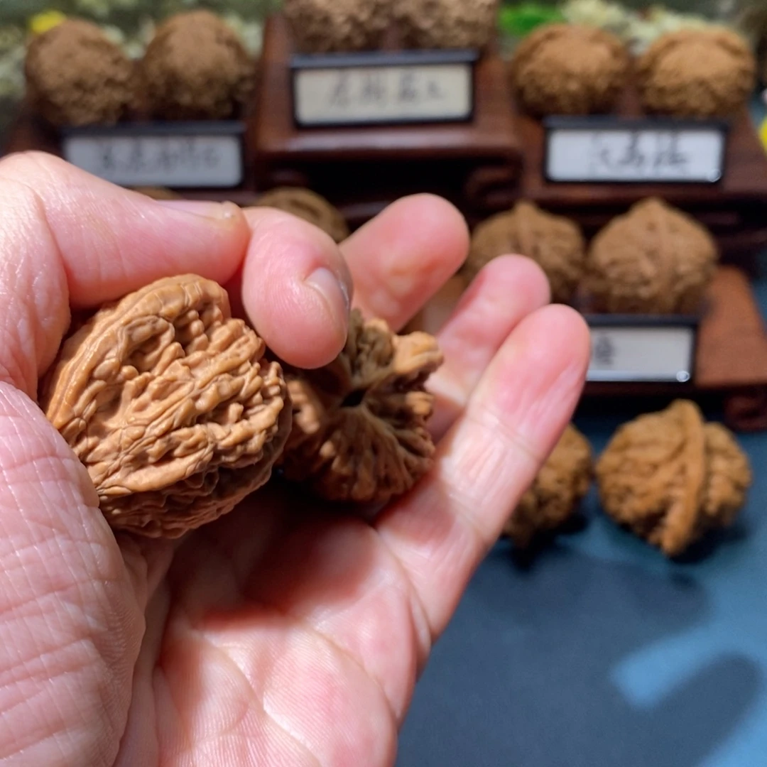 文玩核桃吊坠虎头