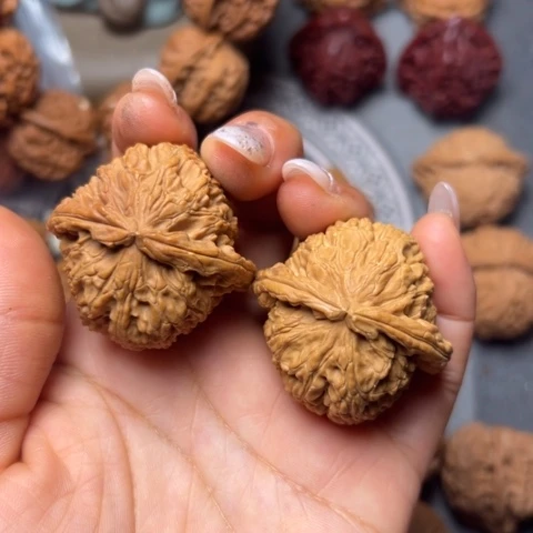 家***。文玩核桃吊坠白狮子