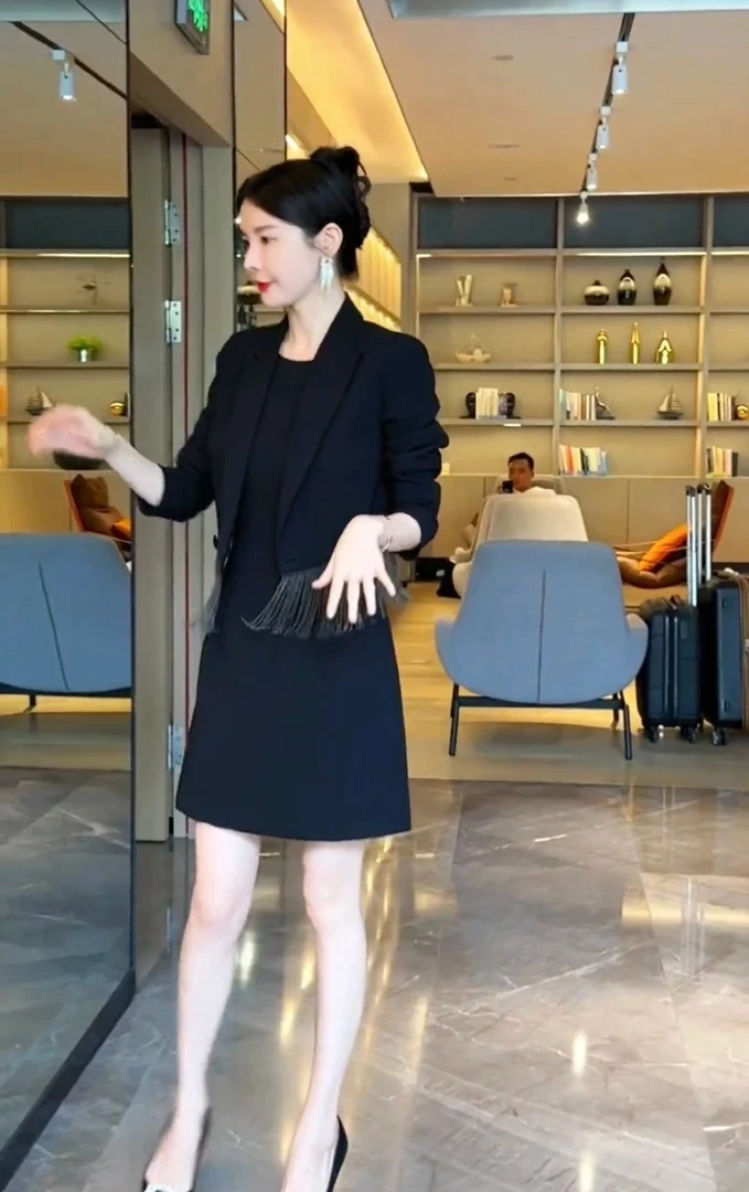 2025早秋季新款时尚气质流苏款式西服外套加半身裙两件套