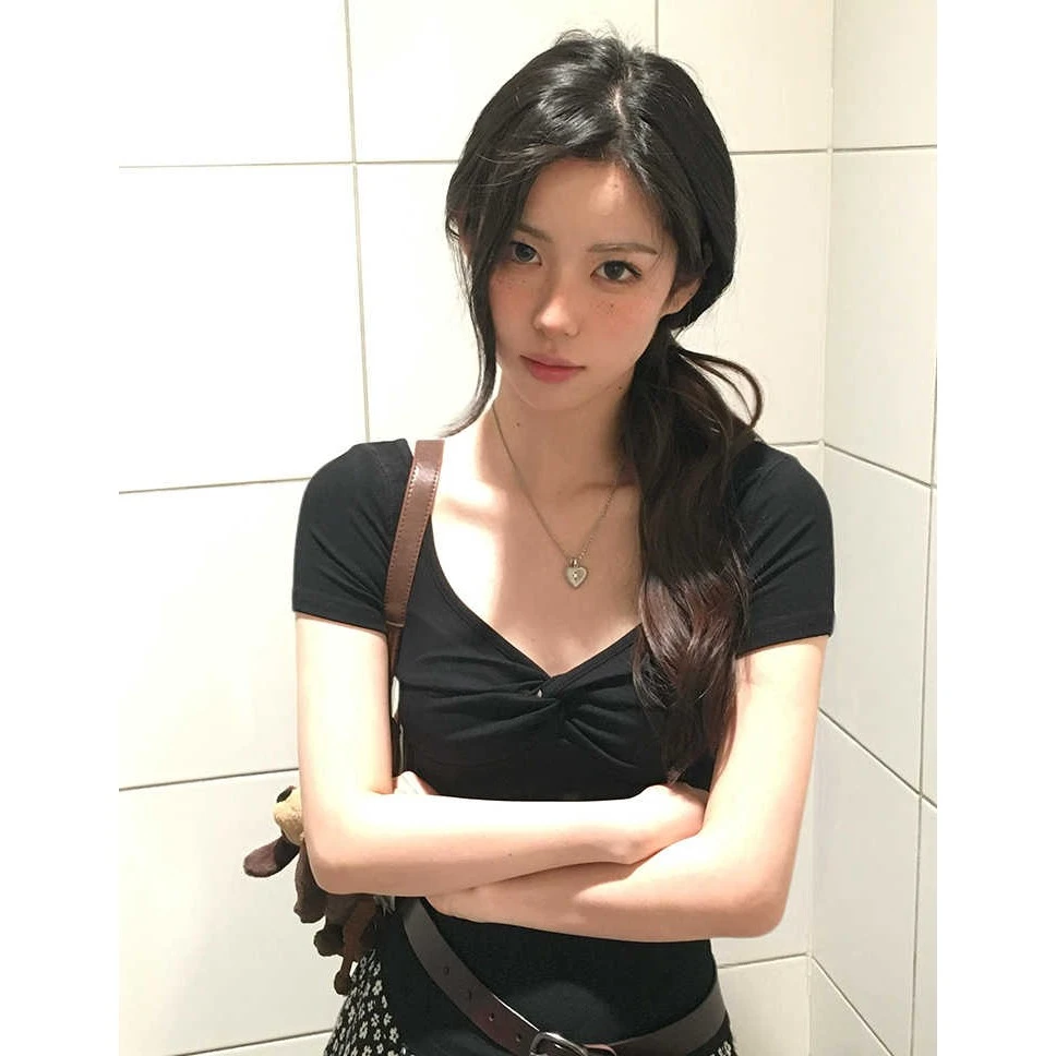 韩系黑色扭结v领t恤女正肩短袖夏2025新款纯欲辣妹修身短款小上衣