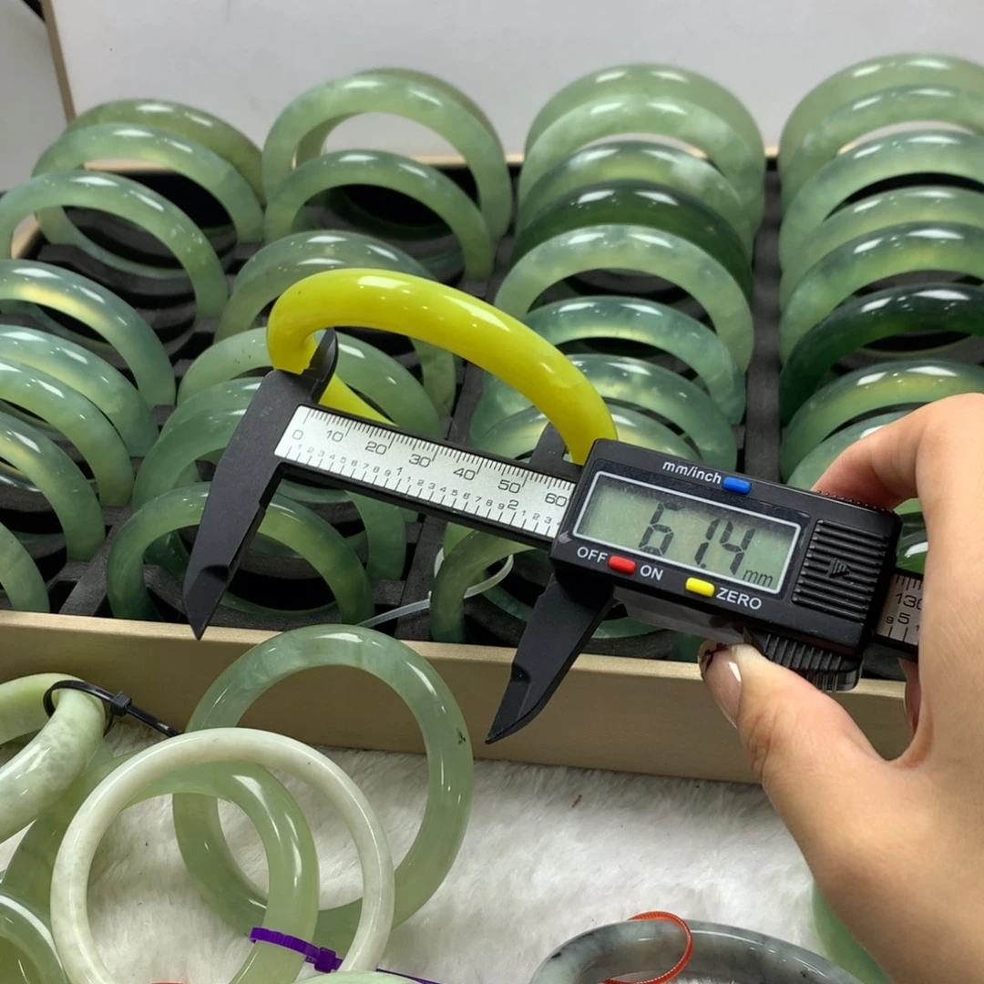 蛇纹石玉未镶嵌手镯135