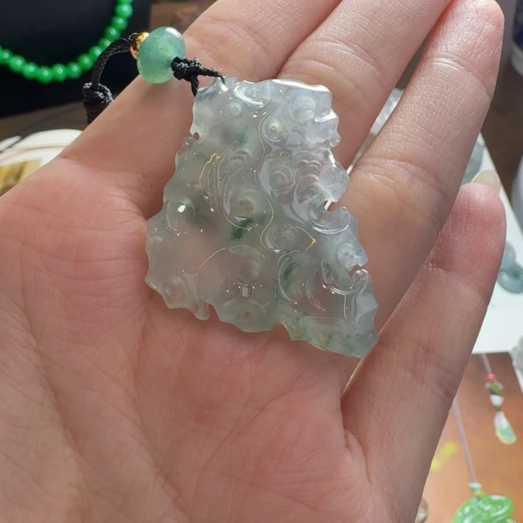 翡翠颈饰未镶嵌随行太湖石吊坠