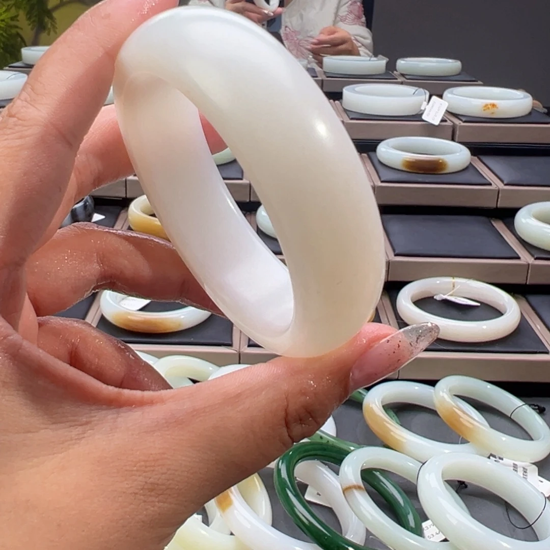 鄄***潮和田玉未镶嵌手镯