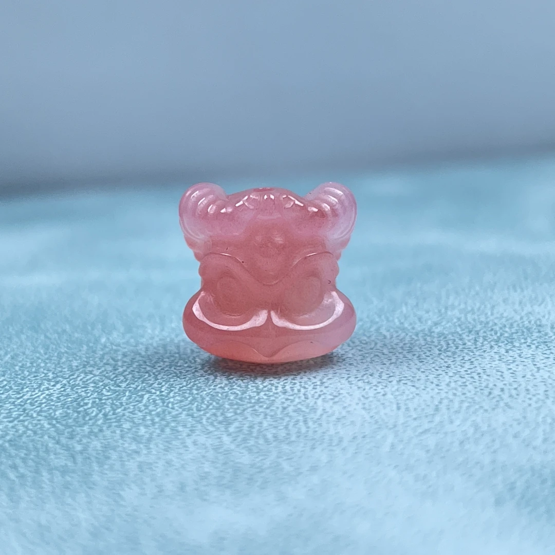 纯原矿粉糯玛瑙手工雕刻大鹏鸟可做配珠背云，尺寸9mm左右随机发货