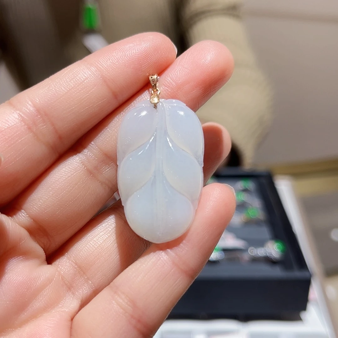 翡翠颈饰18K金镶嵌叶子吊坠