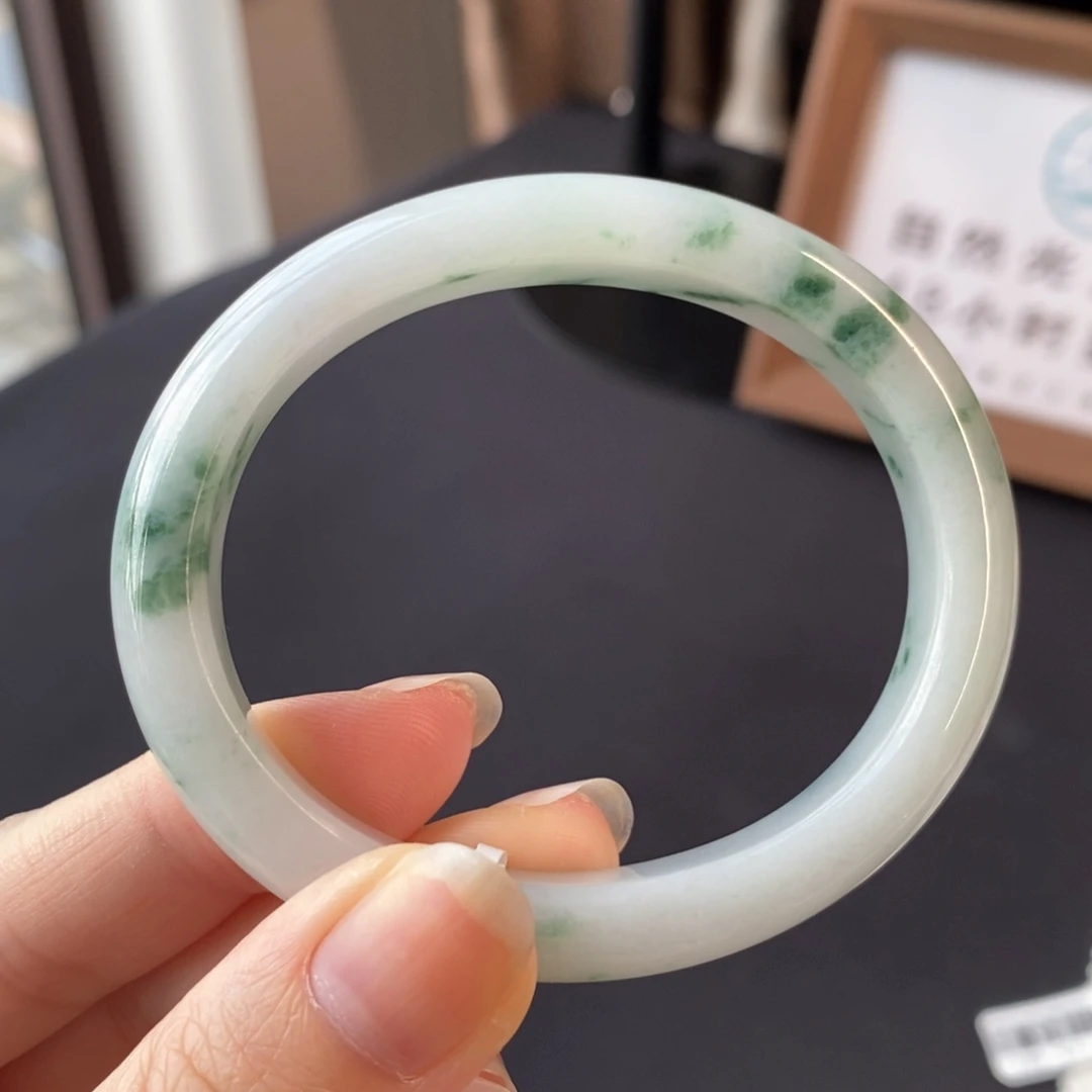 翡翠手镯未镶嵌牛奶底飘花贵妃54.8
