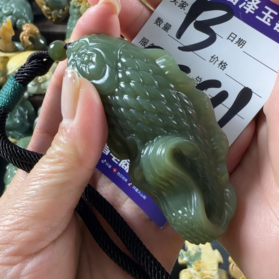 刘***七透闪石质玉未镶嵌手链