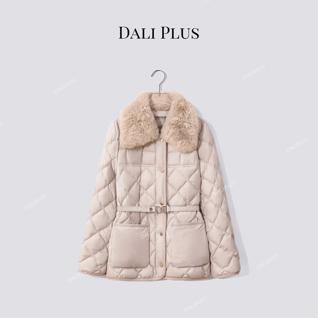 DALI PLUS“收腰90鹅绒”翻领毛毛中长款羽绒服-D5MM2993-1