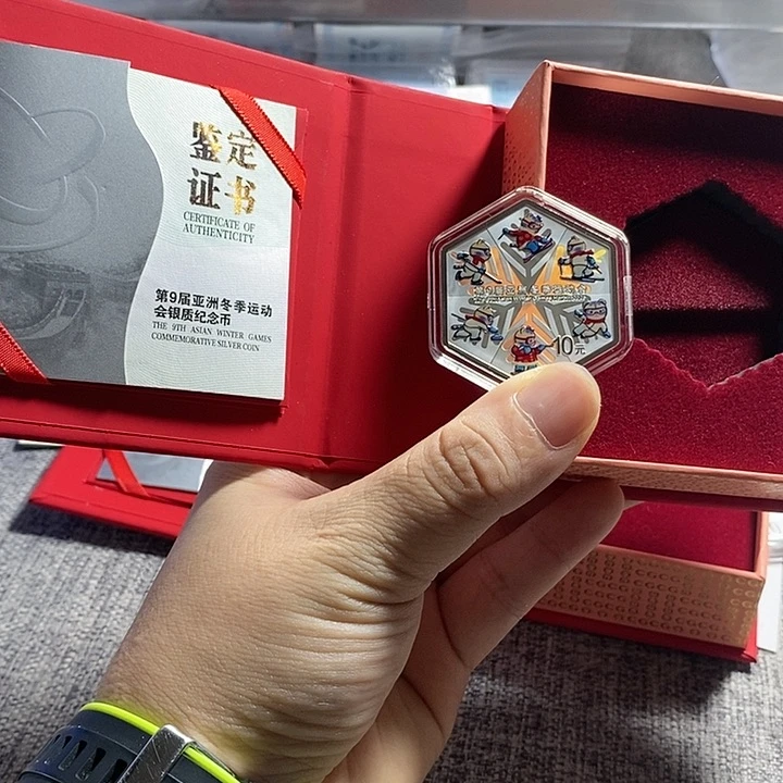 纯银原盒证25年30克亚冬会彩银币一枚如图