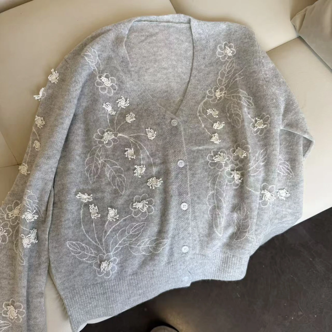 【百分百山羊绒】251022早秋时尚款刺绣羊绒鸡心领显瘦上衣