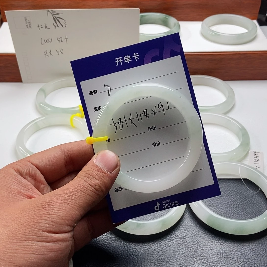 石英质玉手镯未镶嵌和**央8