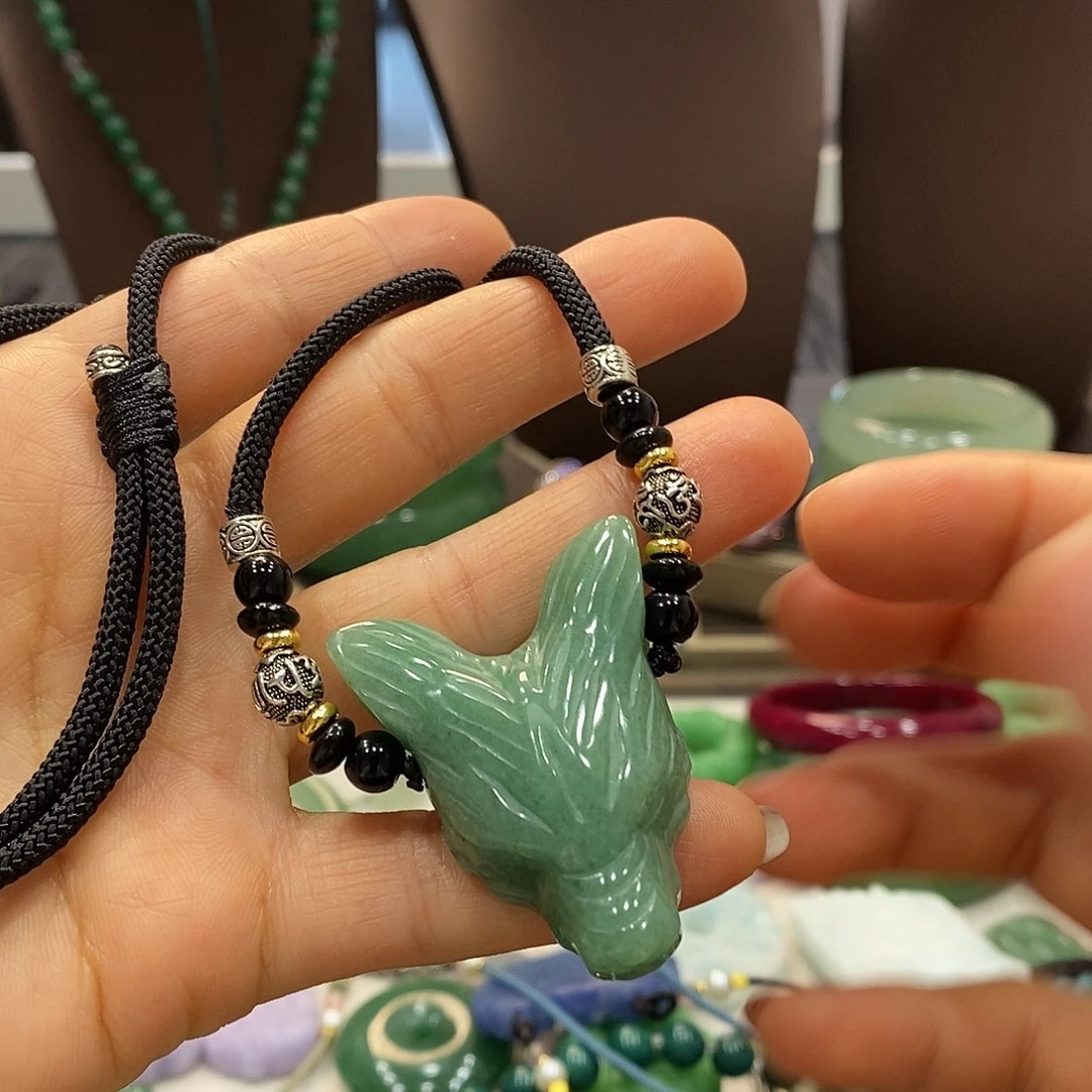 石英岩玉未镶嵌颈饰