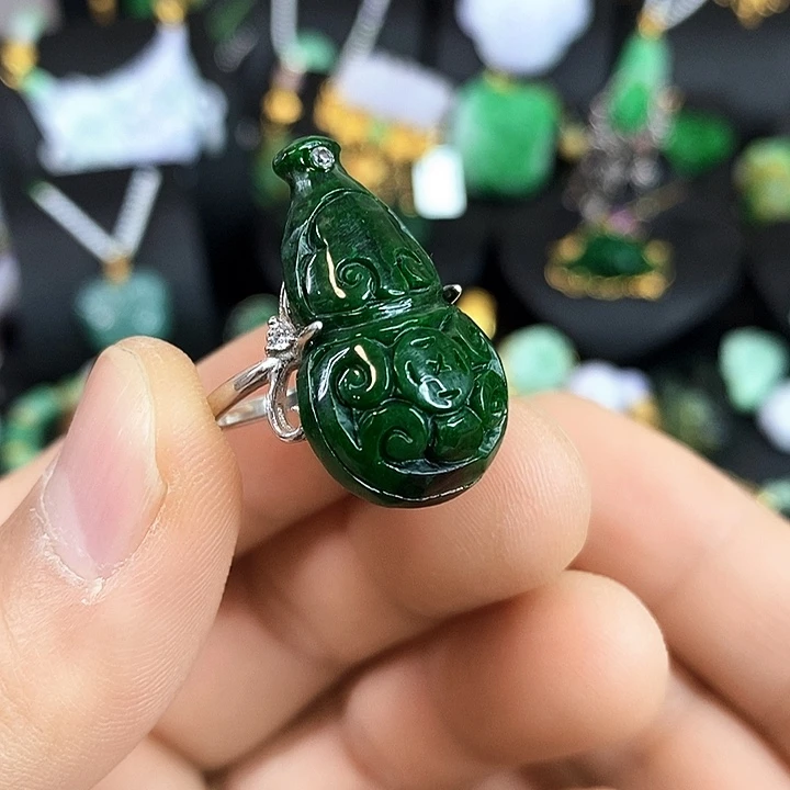 翡翠未镶嵌颈饰戒指