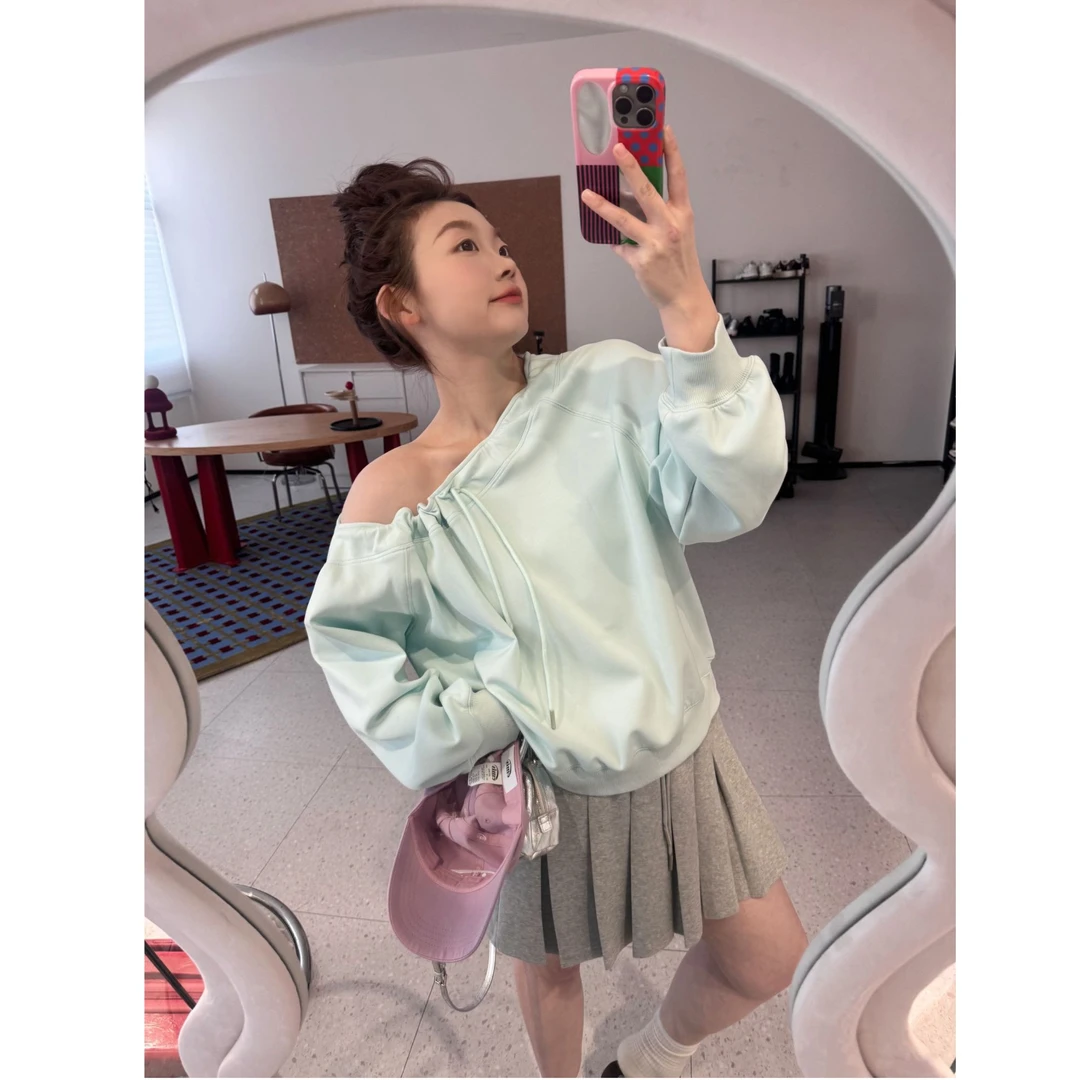 晶咕【自成焦点】法式抽绳纯色斜露肩欧若风长袖套头卫衣上衣