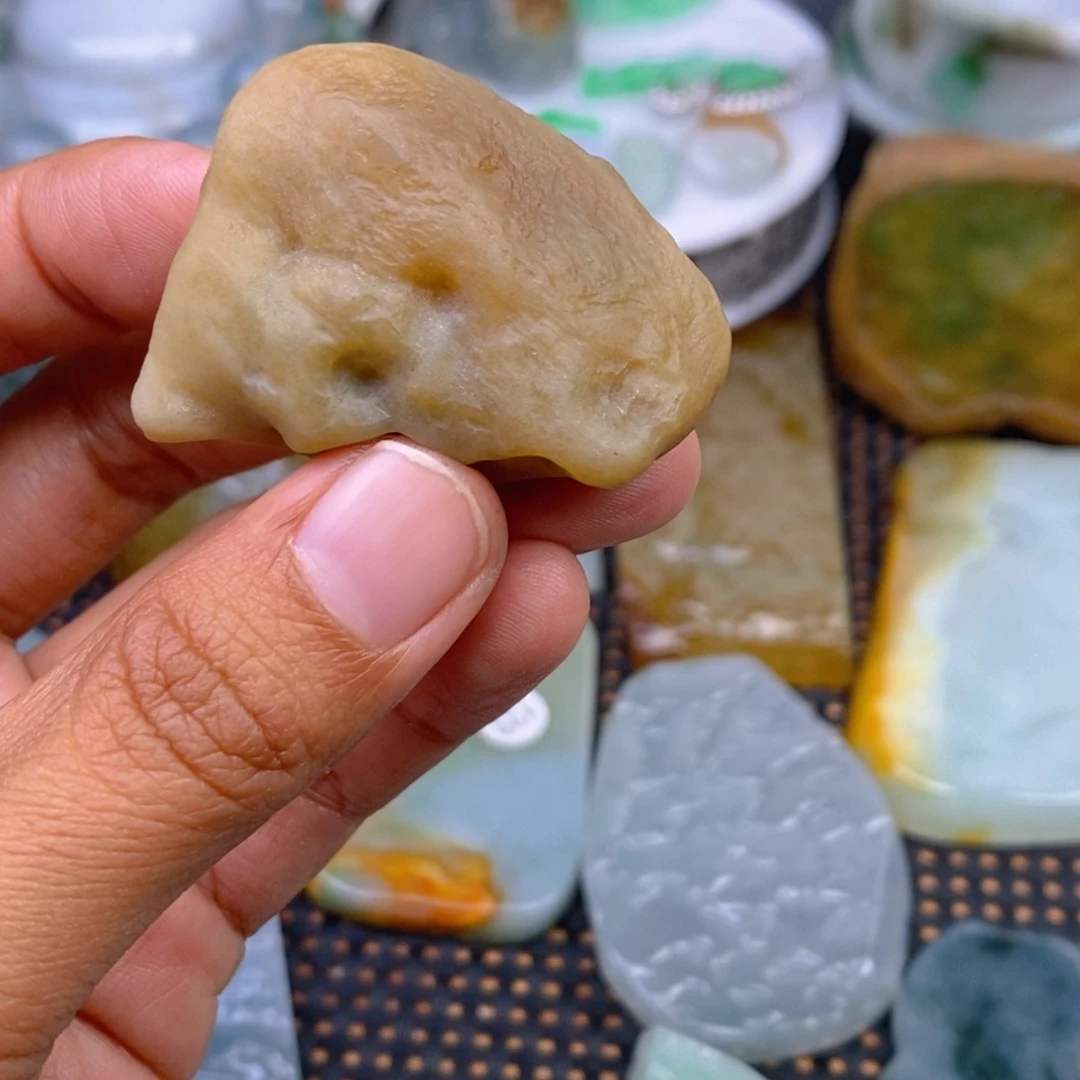 翡翠颈饰未镶嵌格**格翡翠