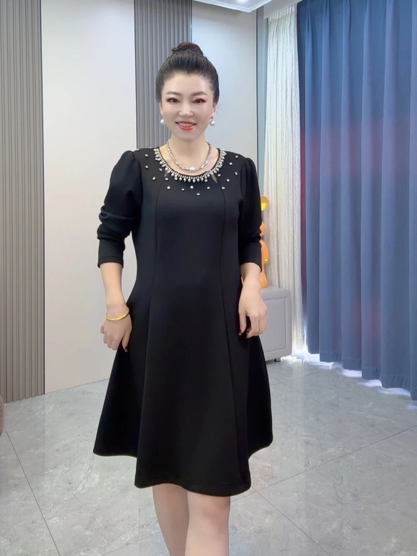 轻熟洋气时尚舒适纯色中长裙冬季新款简约修身显瘦钉珠圆领连衣裙